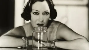 Gloria Swanson’s Glass Jar Secret: Why Hollywood’s Golden Age Stars Never Used Plastic
