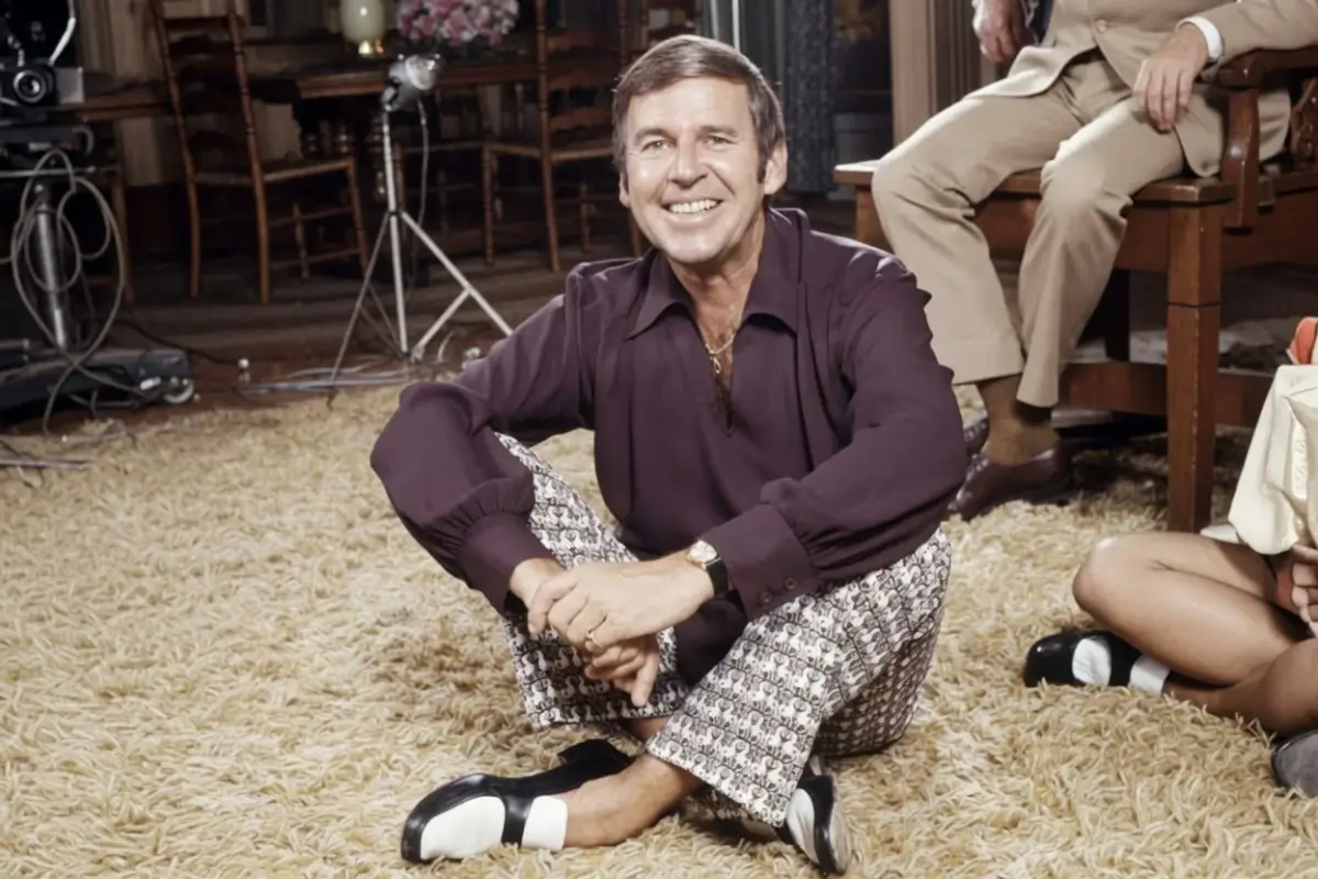Paul Lynde as Uncle Arthur on "Bewitched", and the Complicated Life Behind the Laughs 1 Paul Lynde on the set of Bewitched